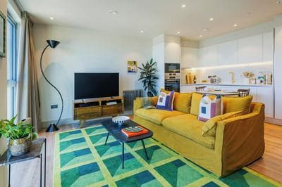 Modern Studio Flat With Rooftop Access