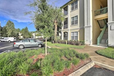 Lake-view Condo w/ Pool Access: 6 Mi to Disney!