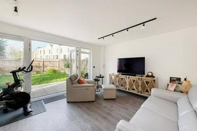 Stylish 3-bed Townhouse With 3 Baths in Southgate