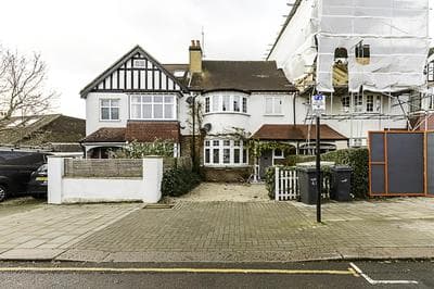 Gorgeous 4-bed Home With a Fireplace and Terrace