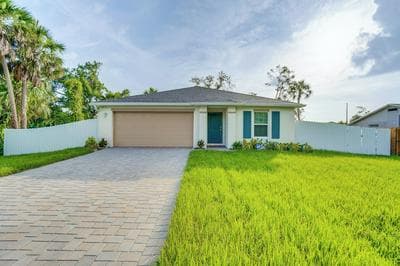 3 Mi to Port Charlotte Beach Park: Home w/ Patio!