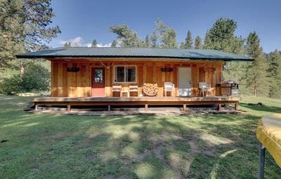 Cozy Countryside Cabin in Robie Creek Park!