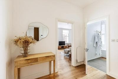 Stylish Chelsea Escape With Private Outdoor Oasis!