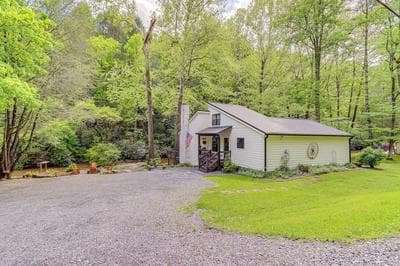 Deck & Fire Pit Bliss: Mountaintown Creek Cottage!