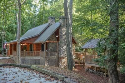 Harleys River Retreat - Charming Cabin in Coosawattee River Resort Hot tub