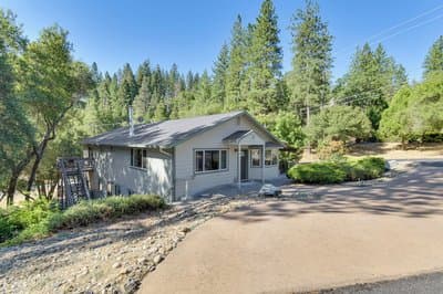 Gateway to Yosemite: Group-friendly Groveland Home