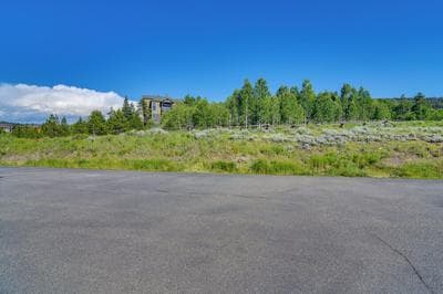 1 Mi to Granby Ranch: Cozy Condo w/ Fireplace