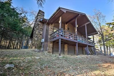 Cozy Holiday Island Home: Hot Tub + Chiminea!