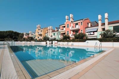 Modern Apartment With Pool Access