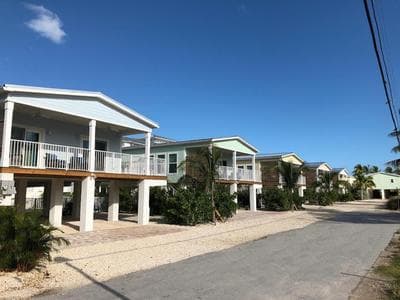 5 Beautiful 4 Bed 3 Bath Pool Home w Free Dock