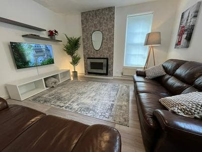 Elegant 3 Bedroom Flat with Garden Oasis