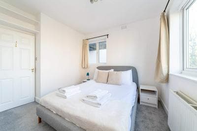 Bright and Spacious Earls Court Gem