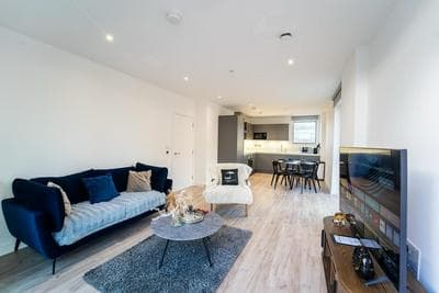 4 Guests - Close Airport - 25min Central London