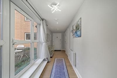 3br-sleeps8-canarywharf-cinemabedroom