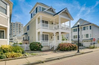 Sunny Atlantic City Home: Walk to Beach!