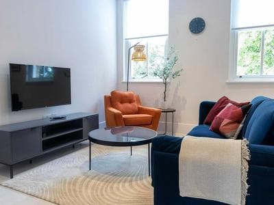 Modern Two-bedroom Near London Zoo by Sojo Stay