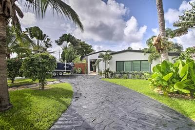 Upscale Home w/ Hot Tub: Walking Distance to Beach