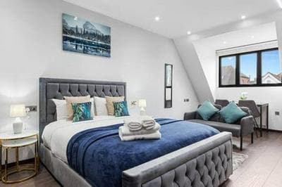 Stylish King Size Bed Studio Near Central London
