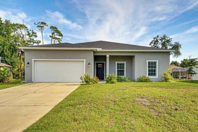 Golf, Shop & Beach-hop: Port Charlotte Gem w/ Yard