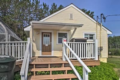 Cozy Getaway: 5 Miles to Duluth & Lake Superior!