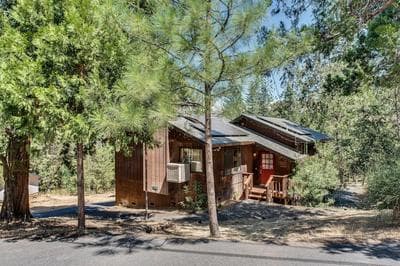 Grizzly Bear Lodge Rustic Cabin by Yosemite Region Resorts