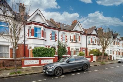 JOIVY Homely 2 Bed Riverside Flat with Patio in Hammersmith