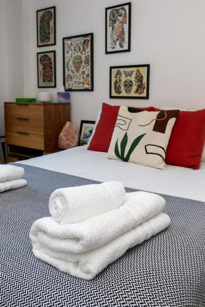 Peaceful & Vibrant 1BD Flat W/balcony- Bow Common!