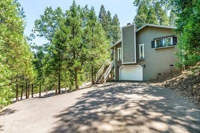 Ridgecrest Rendezvous - Huge Wrap-Around Deck - Perfect for Sunbathing or BBQ-ing by Yosemite Region Resorts