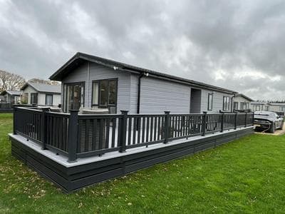 St Helens 2-bed Lodge, Sleeps 4, Pets Ok & Pool