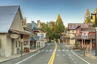 The Big Easy - Lakefront Only 1 mile to Popular Marina Beach! by Yosemite Region Resorts