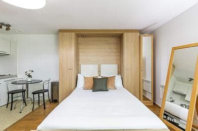 Modern Studio Apartment - St Georges Wharf