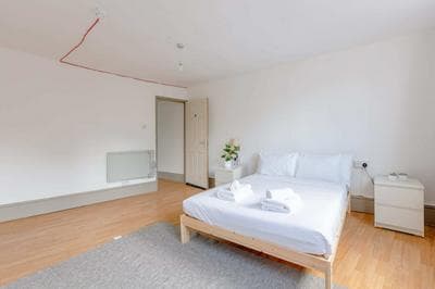 2BD Flat With Private Balcony - Shoreditch