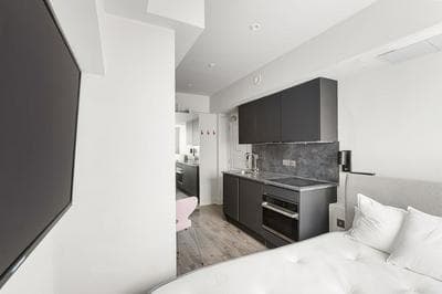 Modern Studio at Inverness Terrace