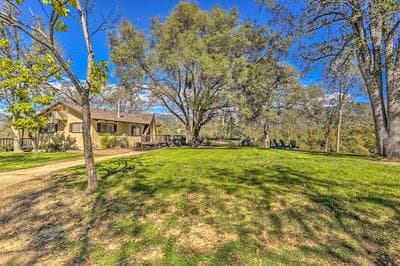 Lovely Oakhurst Cabin w/ Deck & Mtn Views!