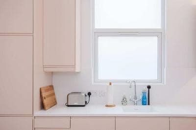 Stylish & Modern 3 Bed Flat in NW London With Garden