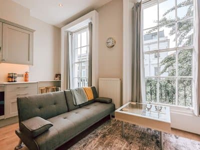 The Modern and Bright Warwick Way Apartment