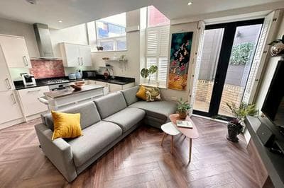 Stylish modern flat in SW London