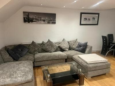 Southgate Home - Sleeps 12 - Parking - Central