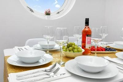 Stylish 4-bed Apartment - Parking & Central Links