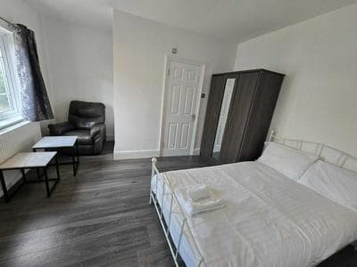 Room in Guest Room - Limehouse Townhomes Modern Spacious Serviced En-suite Room With a Garden View