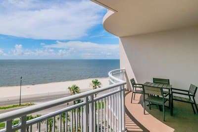Relax in This Beautifully Cozy 2-bedroom, 2 Bathroom Condo. Sleeps 6!!
