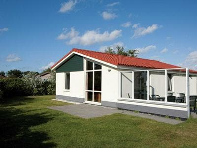 Well-kept Bungalow With Dishwasher Near the Beach