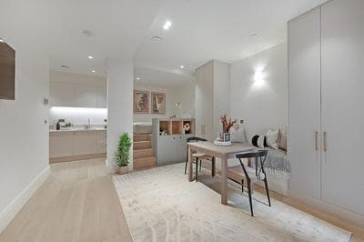 Stylish Earl's Court Studio Plus Patio