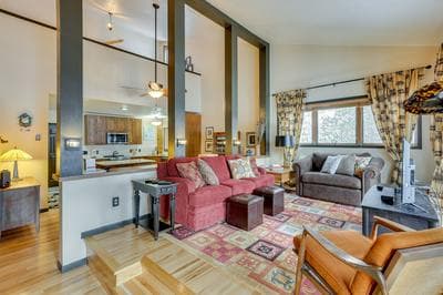 Granby Condo w/ Private Hot Tub < 1 Mi to Ski Lift