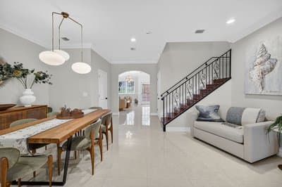 Daisy Townhouse Steps from The Beach