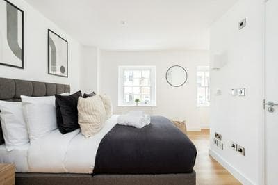 Modern 2BR 2BA with Balcony by Soho