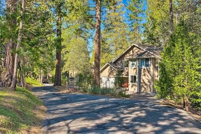 Beautiful Wooded Escape, Half-mi to Pine Mtn Lake!