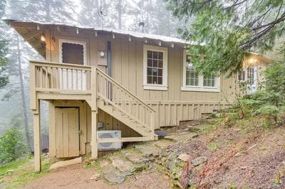 8 Mi to Yosemite National Park: Cabin w/ Fire Pit