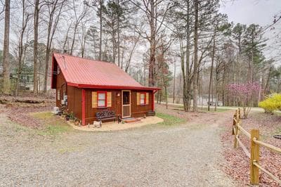 Adorable Ellijay Cabin w/ Hot Tub & Fire Pit
