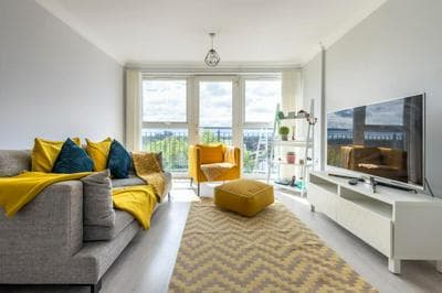 2BD Flat Next to Newbury Pk Stn